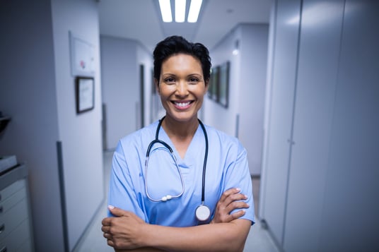 portrait-of-female-nurse-standing-in-corridor-43KSRUB