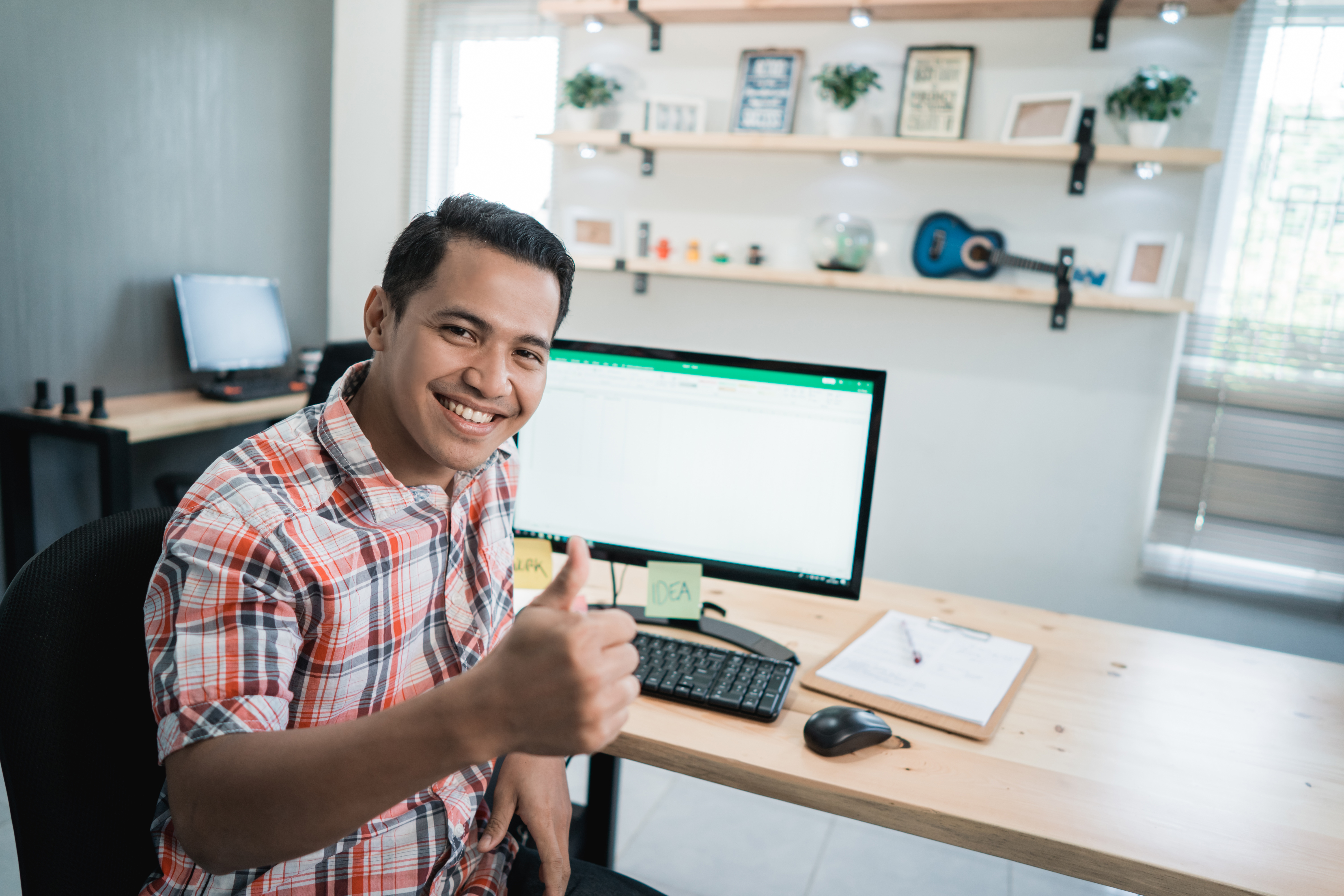 Estudiante de administración de empresas feliz